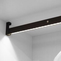 Barra appendiabili per armadi Castor con luce LED, batteria rimovibile e sensore di movimento, 558, Verniciato moka.