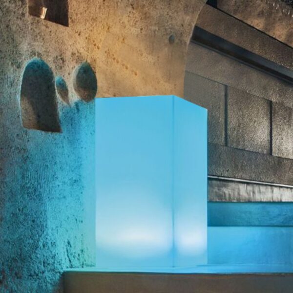 CUBO 40 X 40 X 80 LUMINOSO INDUS CON LED MULTICOLOR E BATTERIA SOLARE